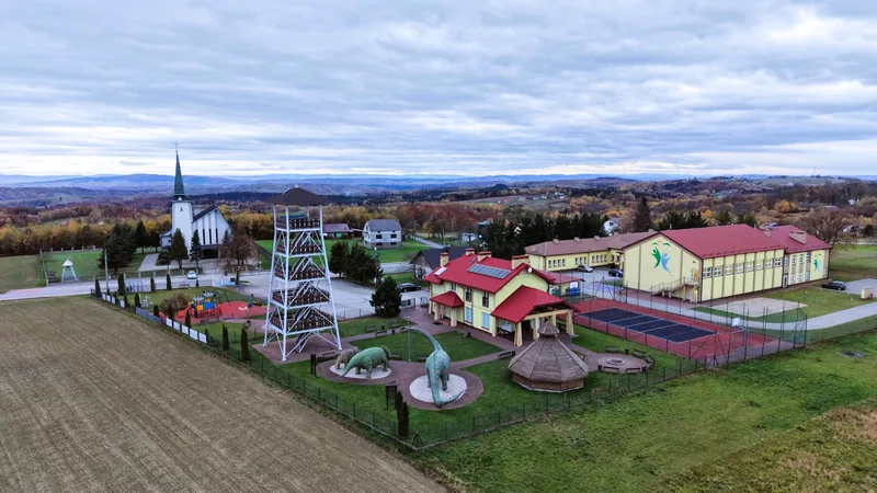 Baszta z widokiem na kościół