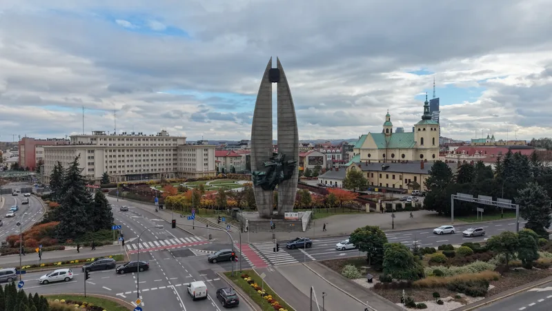 Pomnik na tle Urzędu Wojewódzkiego